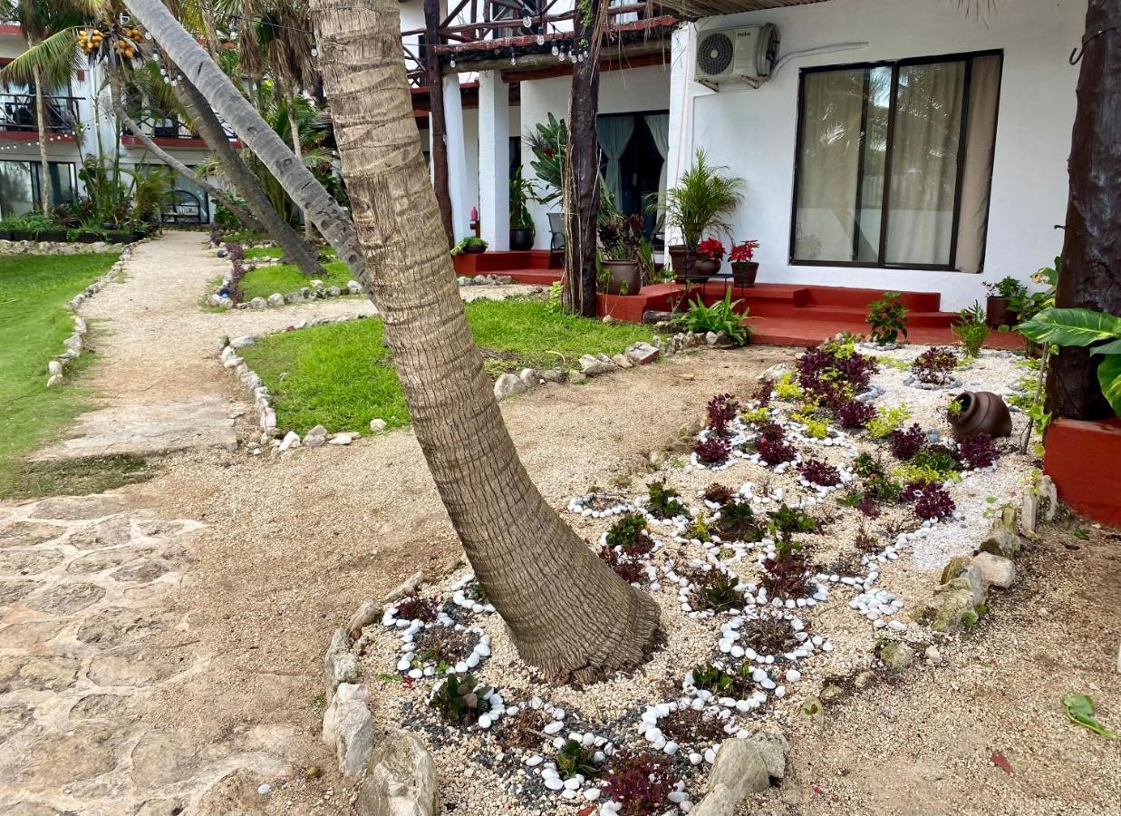 Casa Caribe Cancún Kültér fotó A garden at a hotel in Cancun, Mexico