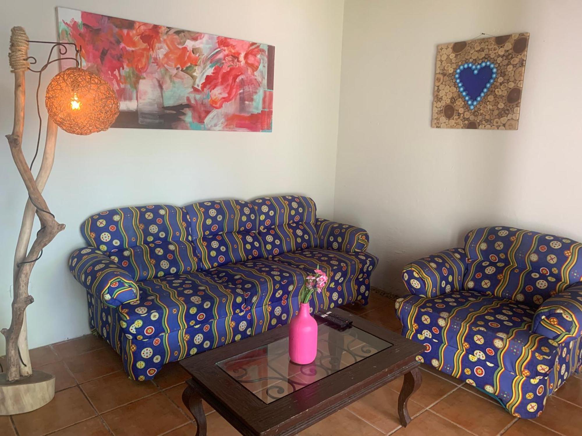 Casa Caribe Cancún Kültér fotó A living room with a sofa and a chair